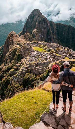 Pareja de viajeros en Machu Picchu - MACHU PICCHU WONDERFUL TRAVELS